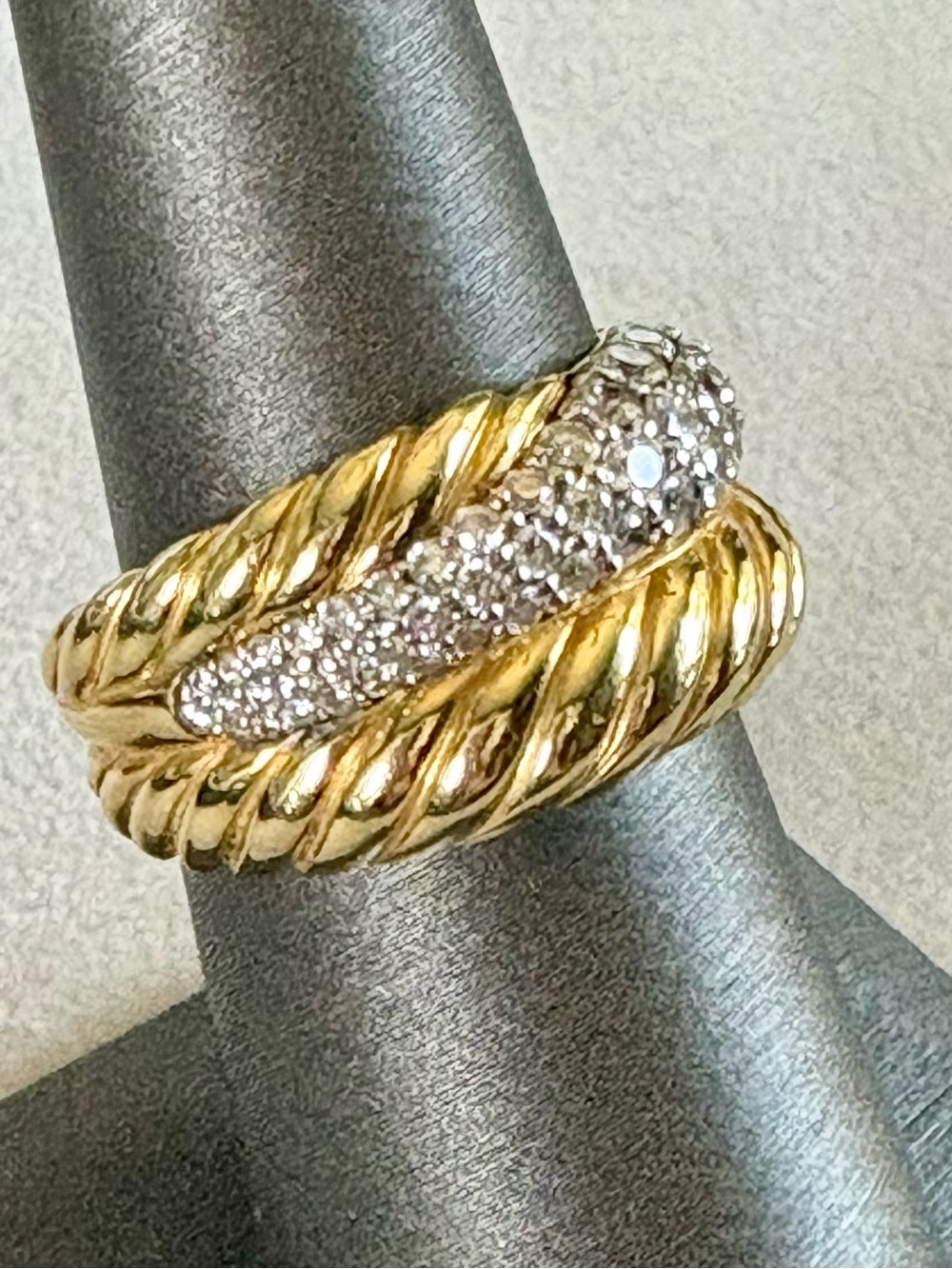 David Yurman 18K Gold Band Ring with Pavé Diamond - Picture 2 of 13